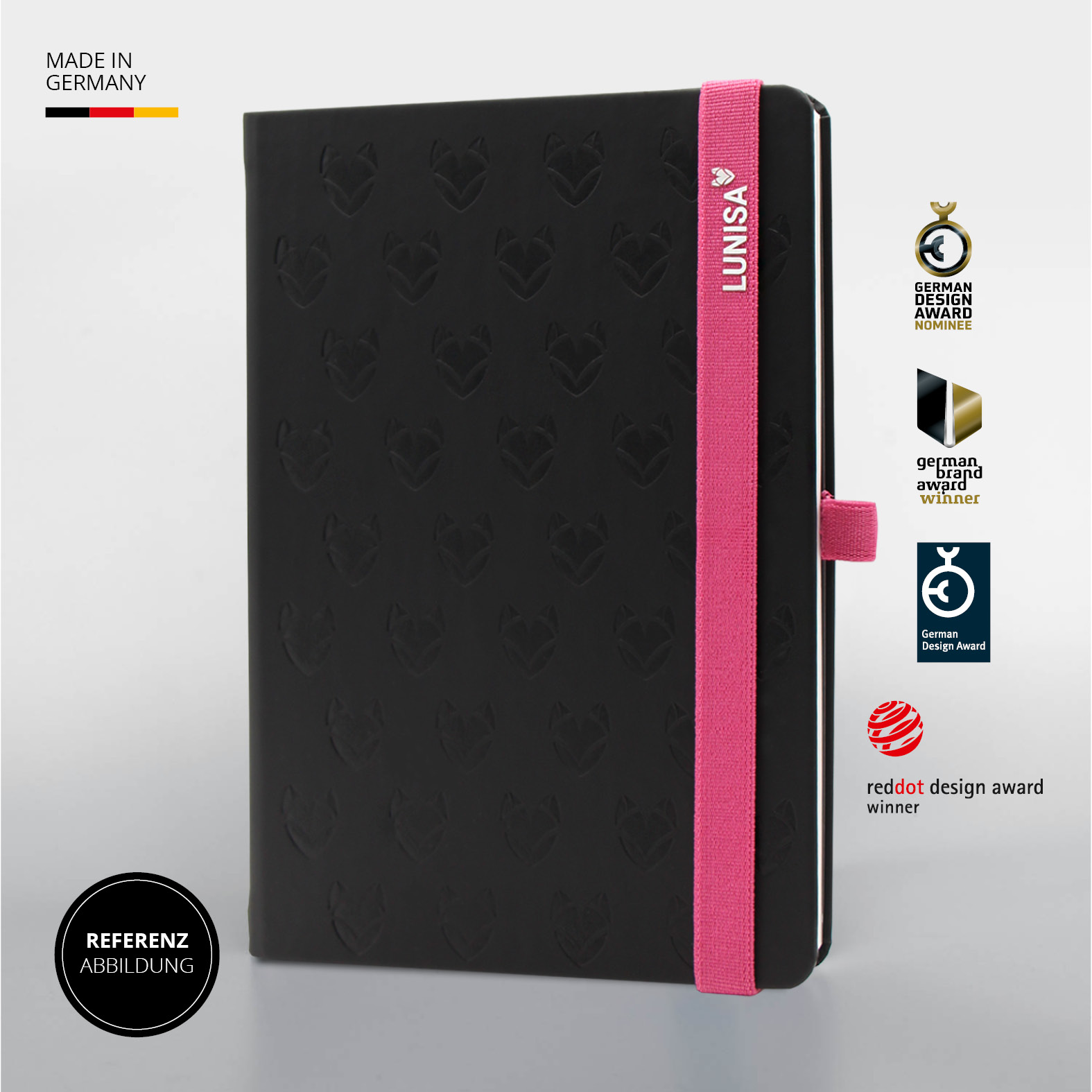 Schwarzes Lanybook® Nature mit pinkem Lanyband, geprägtem Fuchs-Motiv und Markenlogo LUNISA – flankiert von vier Design-Auszeichnungen: German Design Award, German Brand Award, German Design Award Nominee und Red Dot Design Award. Made in Germany.