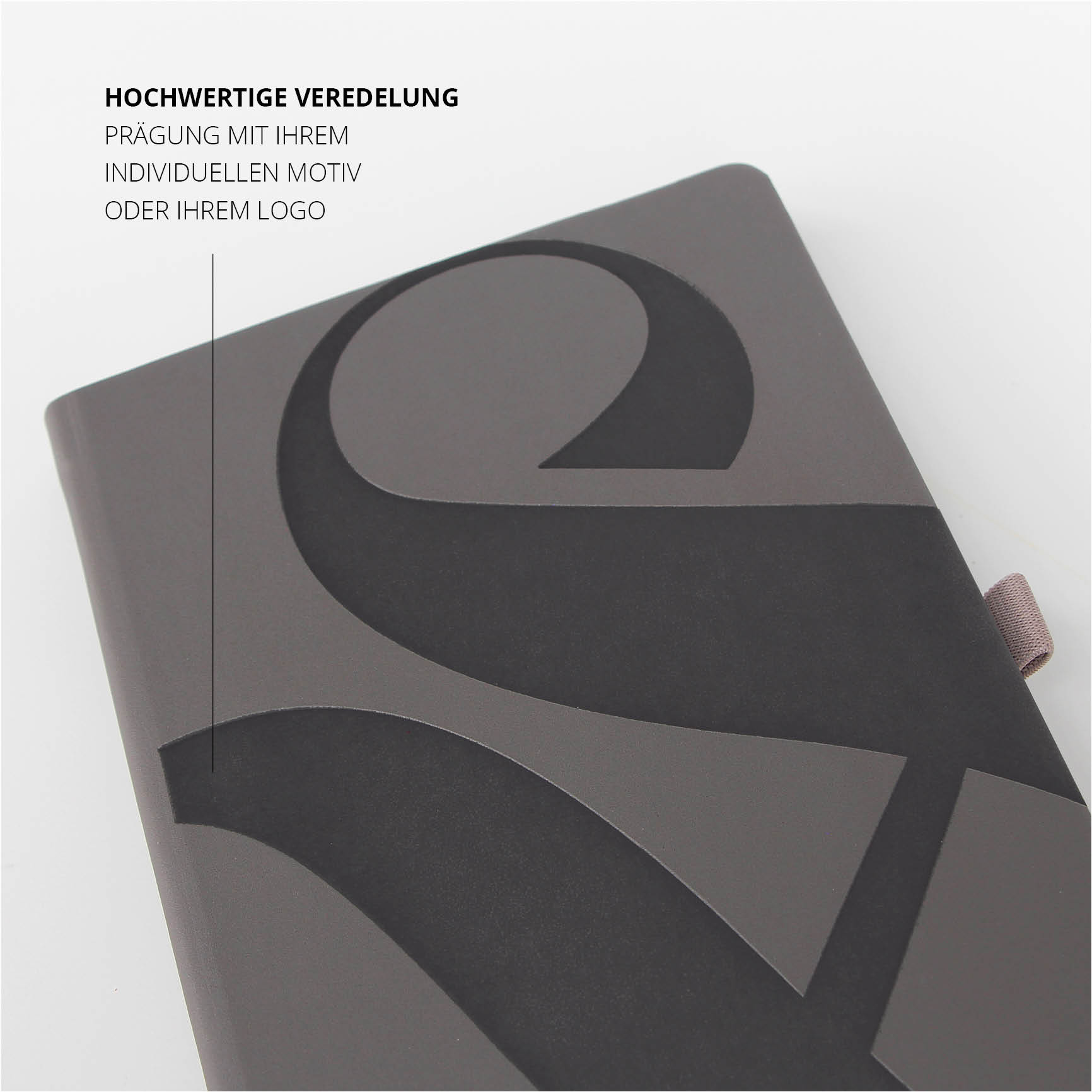 Nahaufnahme der hochwertigen Prägung des Scotch & Soda Logos auf dem Notizbuchcover.