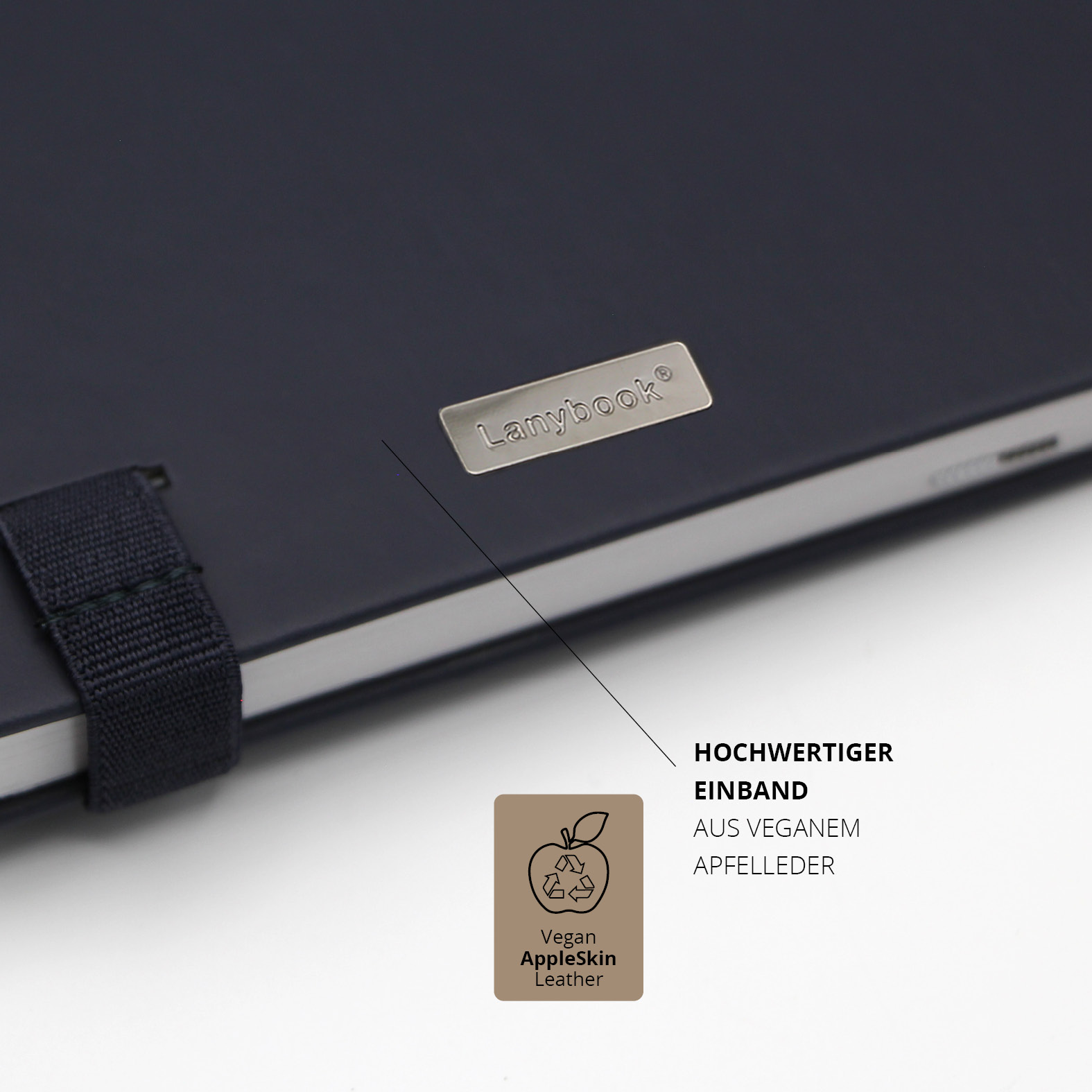 Detailaufnahme des Lanybook® Nature Covers aus veganem Apfelleder mit edler Blindprägung des Logos der Deutschen Bundesbank. Hochwertige Verarbeitung in tiefem Dunkelblau.