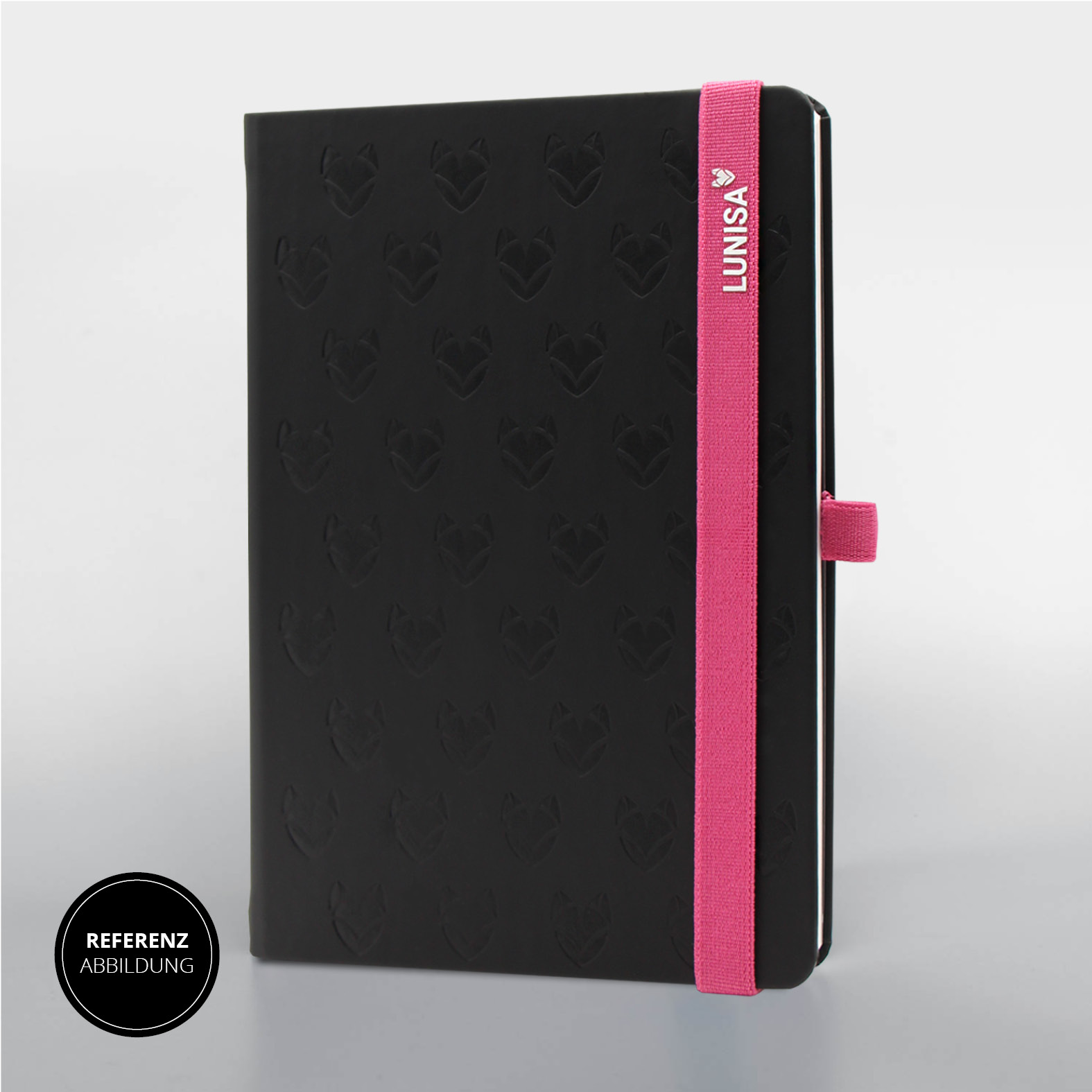 Gesamtansicht des schwarzen Lanybook® Nature mit geprägtem Lunisa-Logo als Allover-Muster und pinkem Lanyband inklusive personalisiertem Silikondruck. Die seitlich positionierte Stiftschlaufe ergänzt das durchdachte Design.