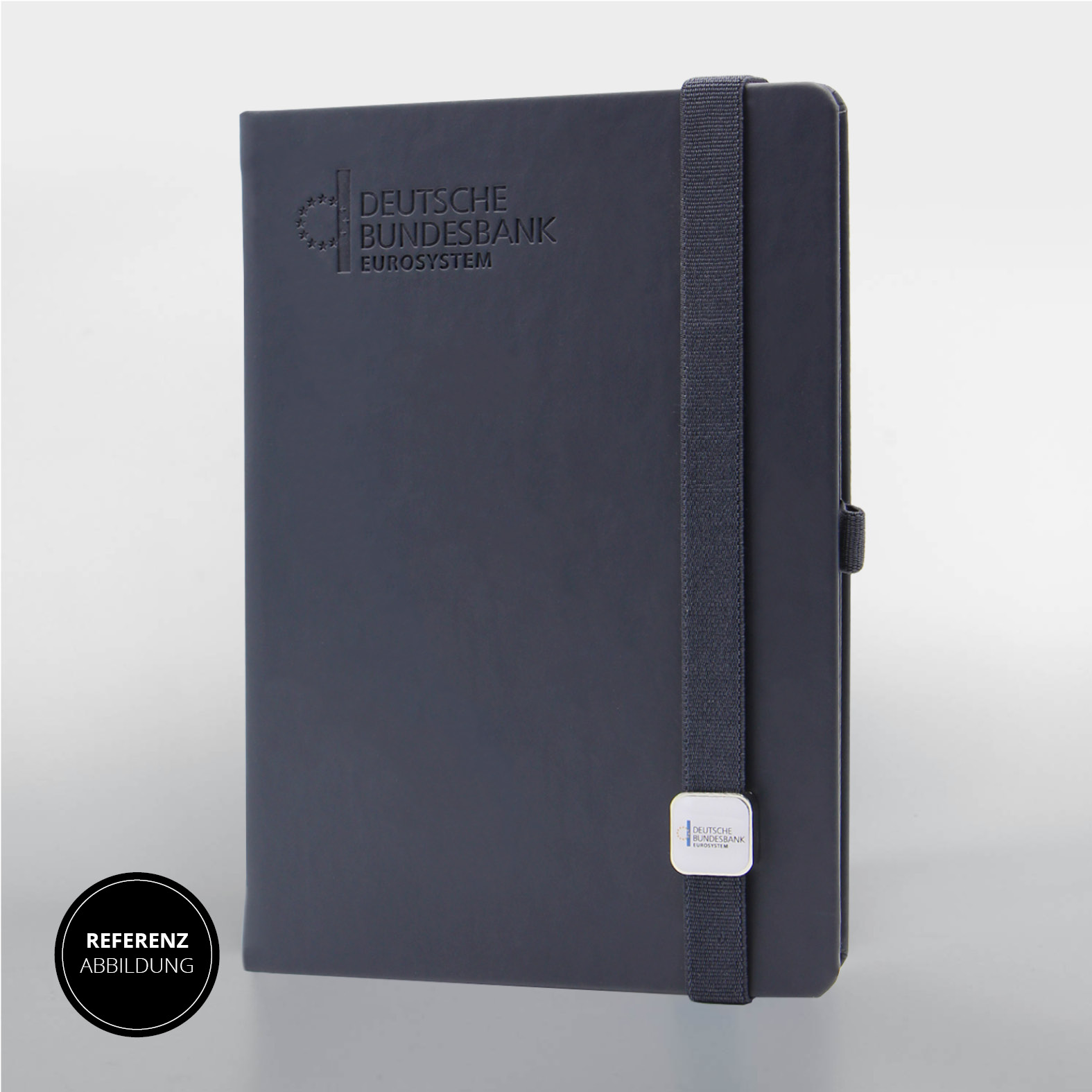 Blaues Lanybook® Nature Notizbuch mit geprägtem Logo der Deutschen Bundesbank auf dem veganen Apfelleder-Cover. Elastisches Lanyband mit LanyButton in Markenfarbe rundet das professionelle Erscheinungsbild ab.