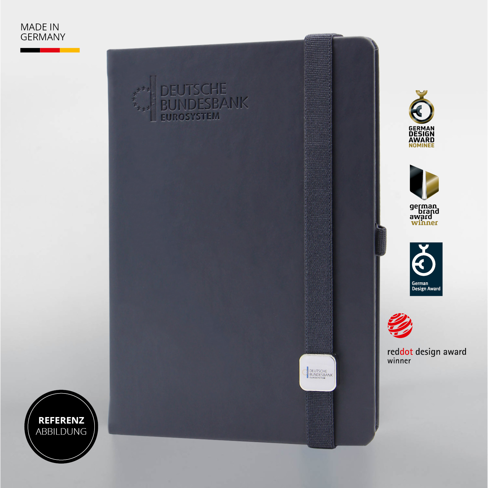 Vorderseite eines blauen Lanybook® Nature Notizbuchs mit schwarzem Lanyband und individuellem LanyButton® der Deutschen Bundesbank. Daneben sind Auszeichnungen wie der German Design Award, German Brand Award und Red Dot Award abgebildet.