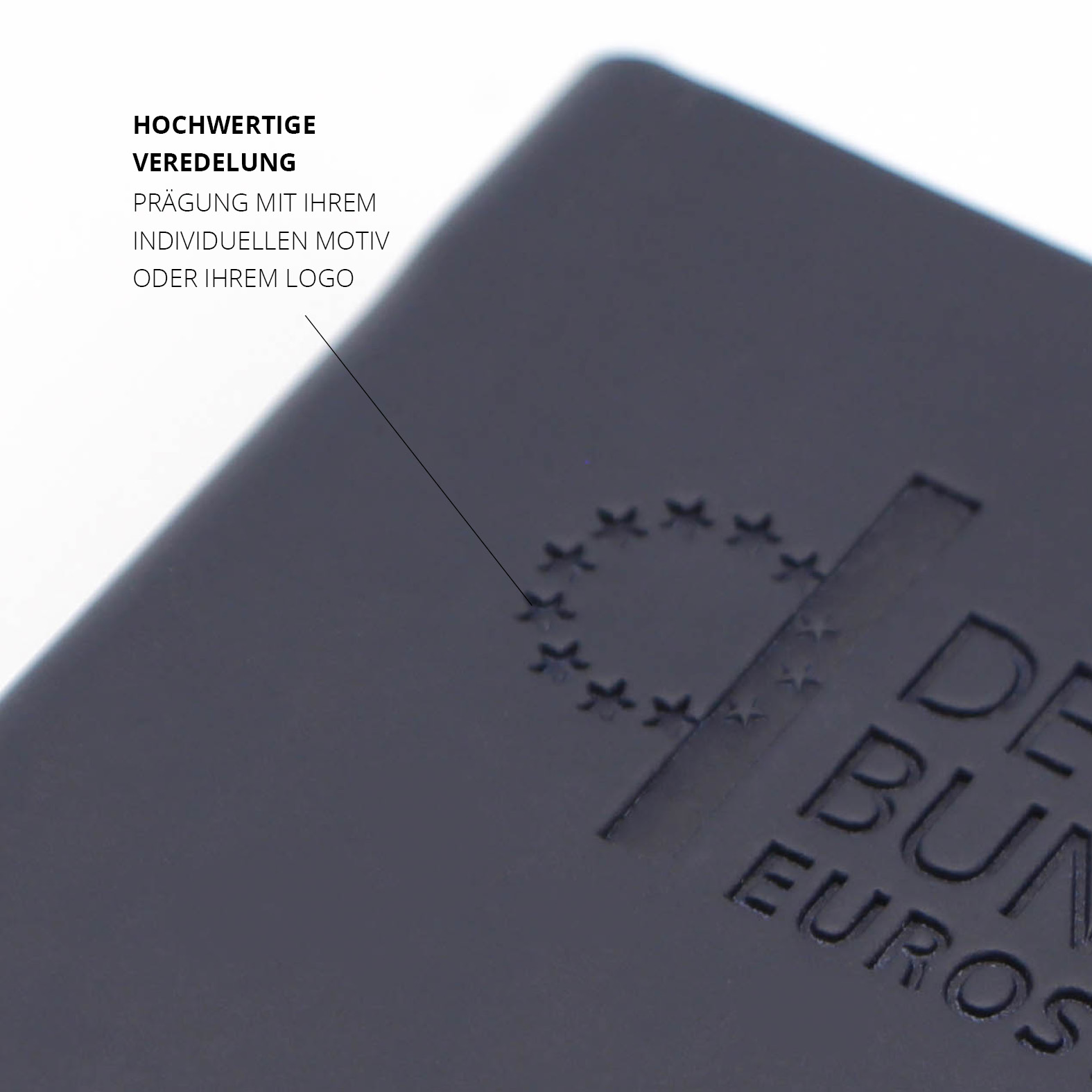 Makroaufnahme der Prägung auf dem Lanybook® Cover mit individuellem Logo. Hochwertige Veredelung für ein edles Markenfinish.