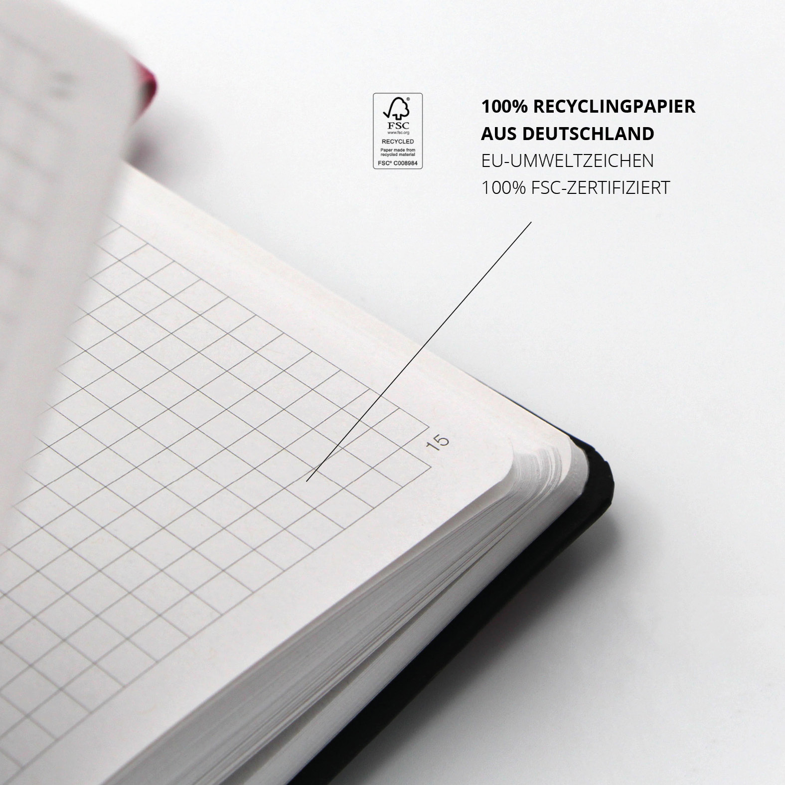 Detailansicht der karierte Seite aus 100 % Recyclingpapier mit FSC-Zertifikat und EU-Umweltzeichen. Herkunft: Deutschland.