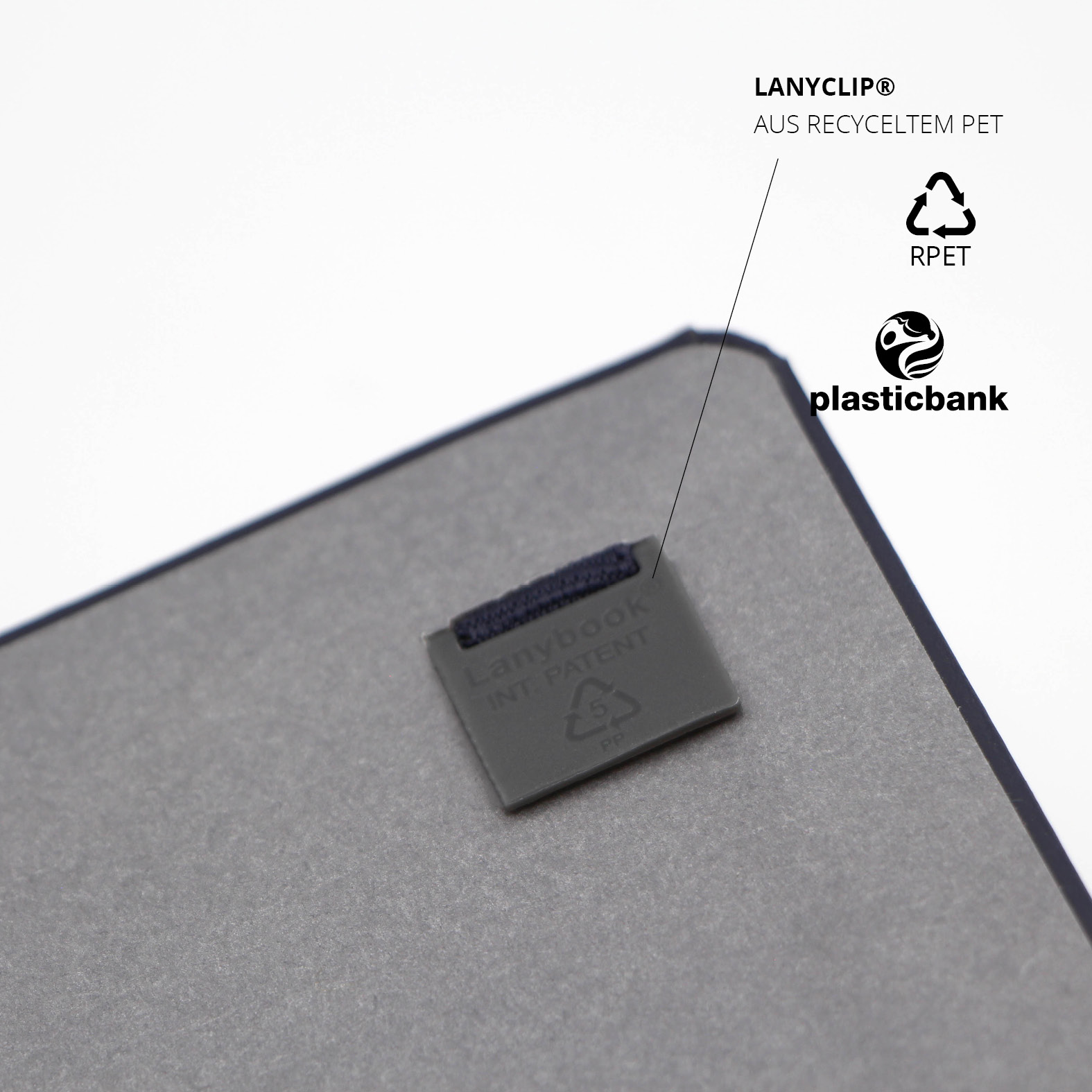 Innenansicht des patentierten LanyClip® aus recyceltem PET mit Plastic Bank Kennzeichnung. Nachhaltige Befestigung des Lanybands.