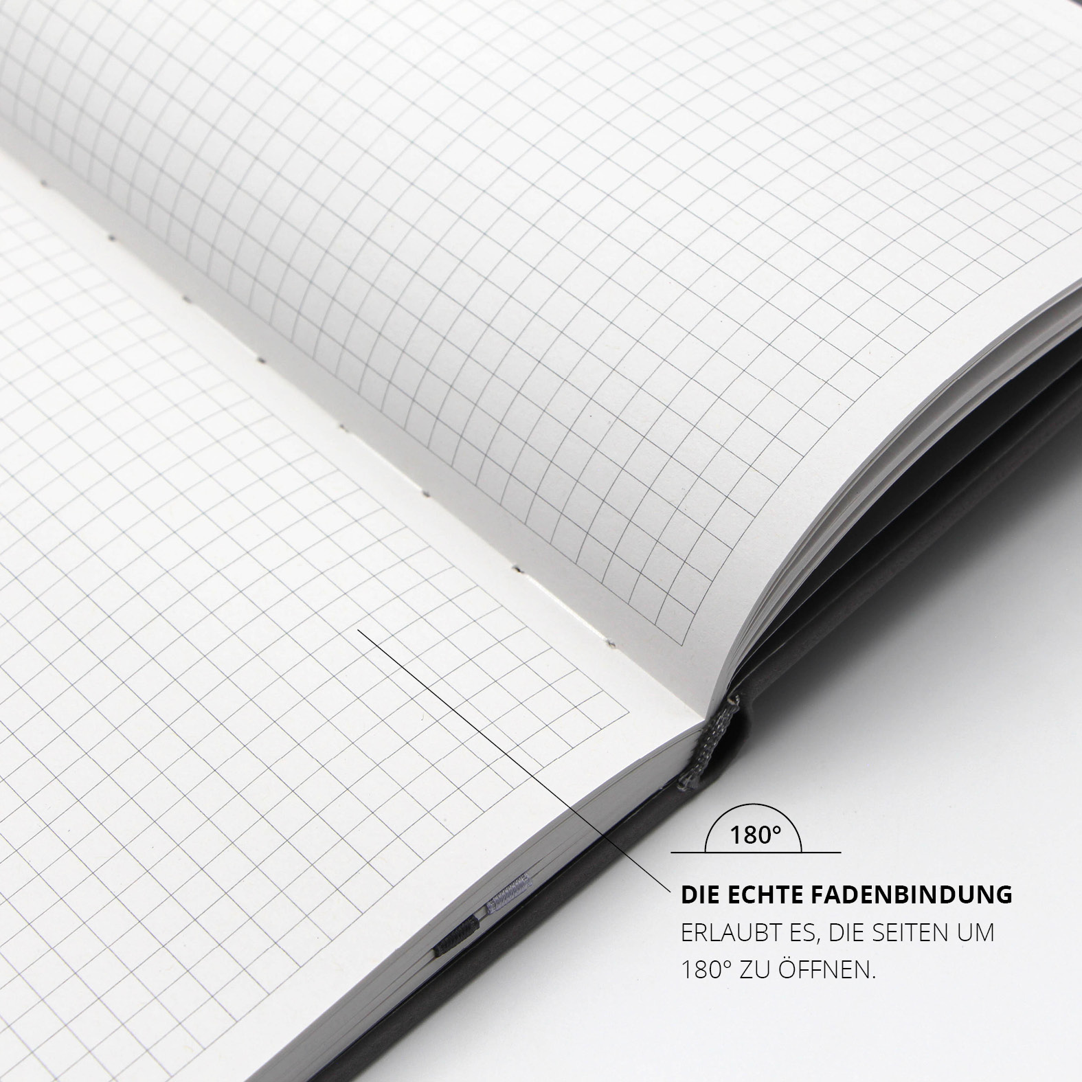 Blick ins Innere des Lanybook® Nature mit karierten Seiten und echter Fadenbindung, die ein flaches Aufschlagen bis 180 Grad ermöglicht.