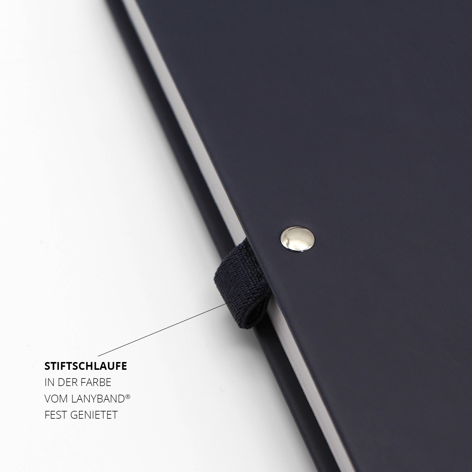 Detailansicht der farblich abgestimmten Stiftschlaufe, fest vernietet – ideal für den täglichen Gebrauch im Büro oder unterwegs.