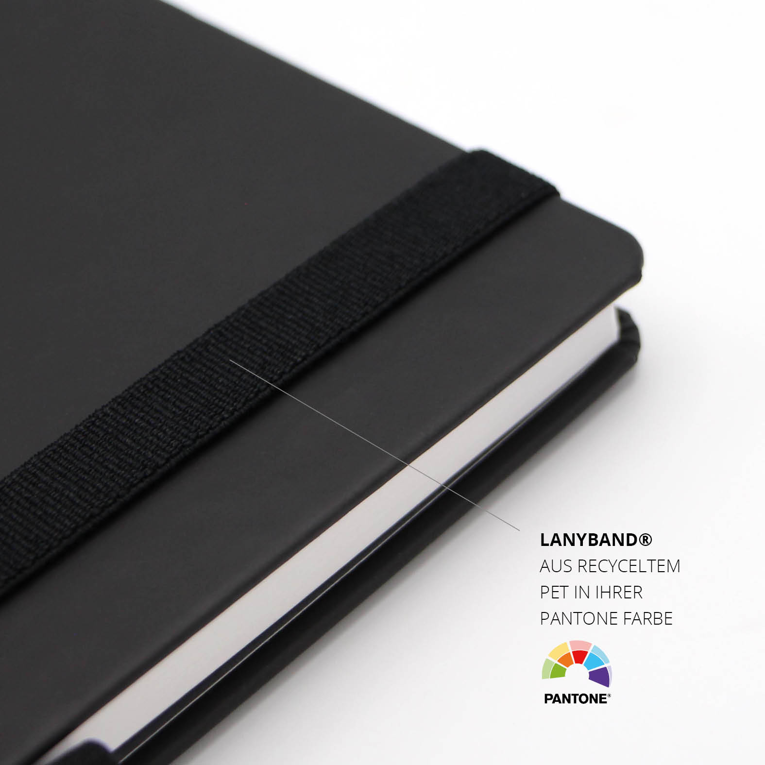 Schwarzes Lanyband® aus recyceltem PET, farblich abgestimmt auf den Einband.