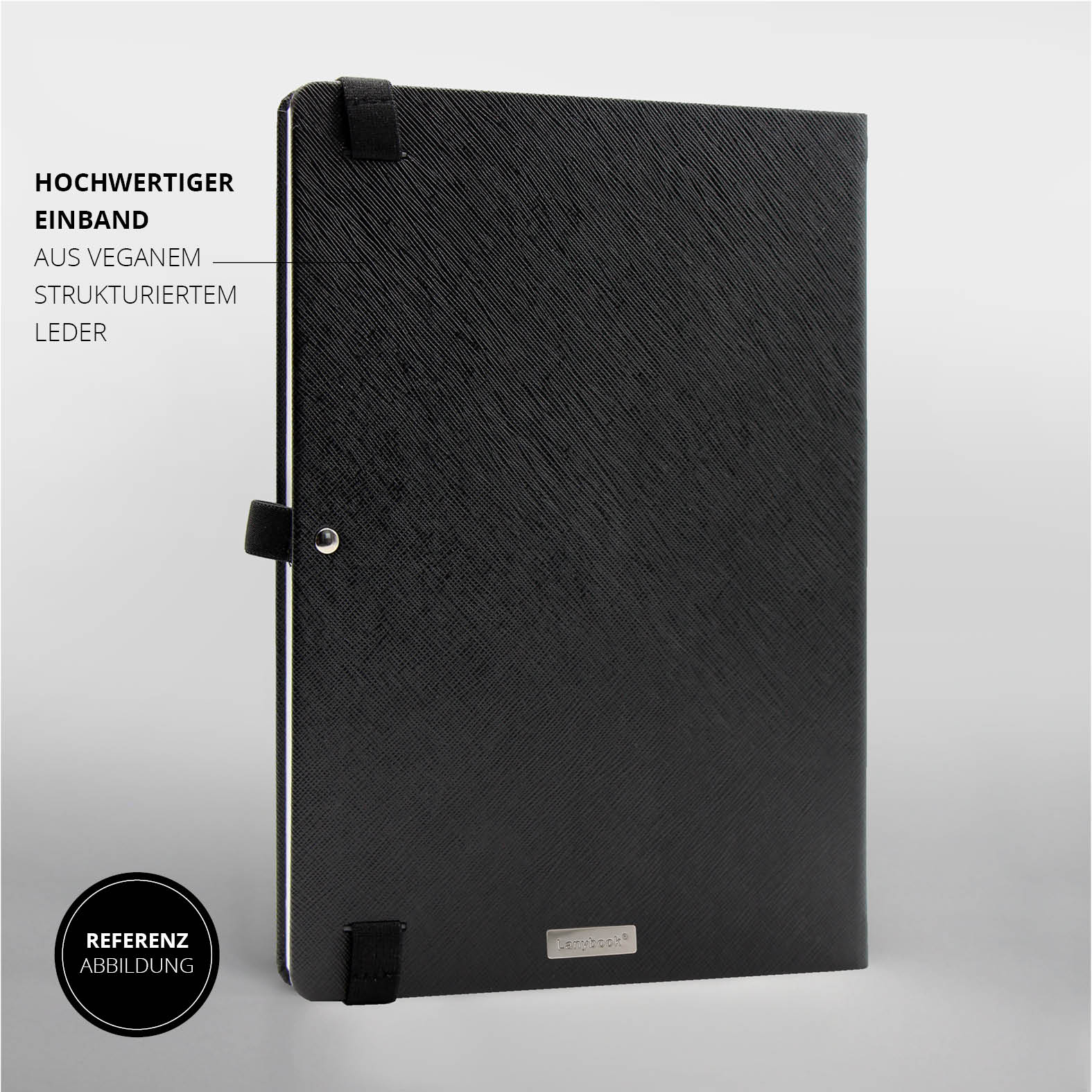 Rückseite des schwarzen Lanybook Notizbuchs mit strukturiertem veganem Einband, Lanyband Halterung und Metall Logo Badge