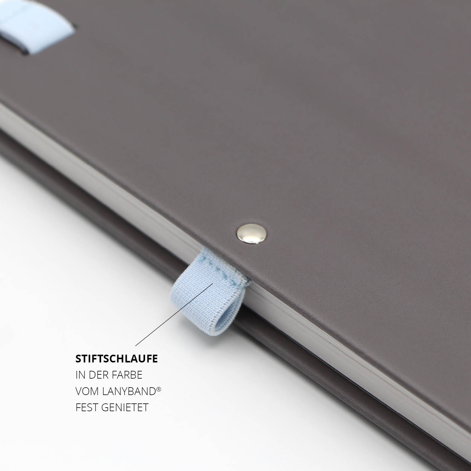 Fest vernietete Stiftschlaufe in hellblauer Lanyband® Farbe am grauen Lanybook® Nature Notizbuch.