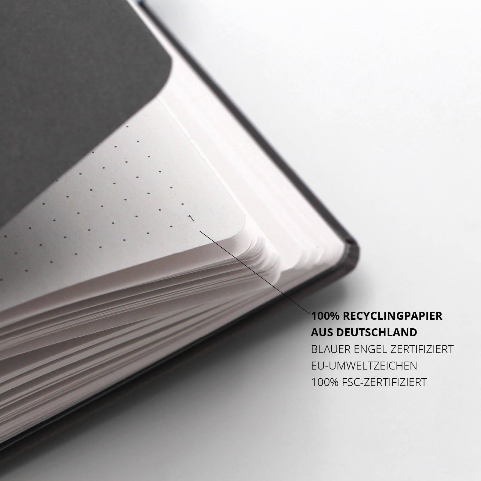 Nahaufnahme der nummerierten, punktierten Seiten aus hochwertigem Recyclingpapier im Lanybook® Nature, zertifiziert mit Blauem Engel, EU Ecolabel und FSC.