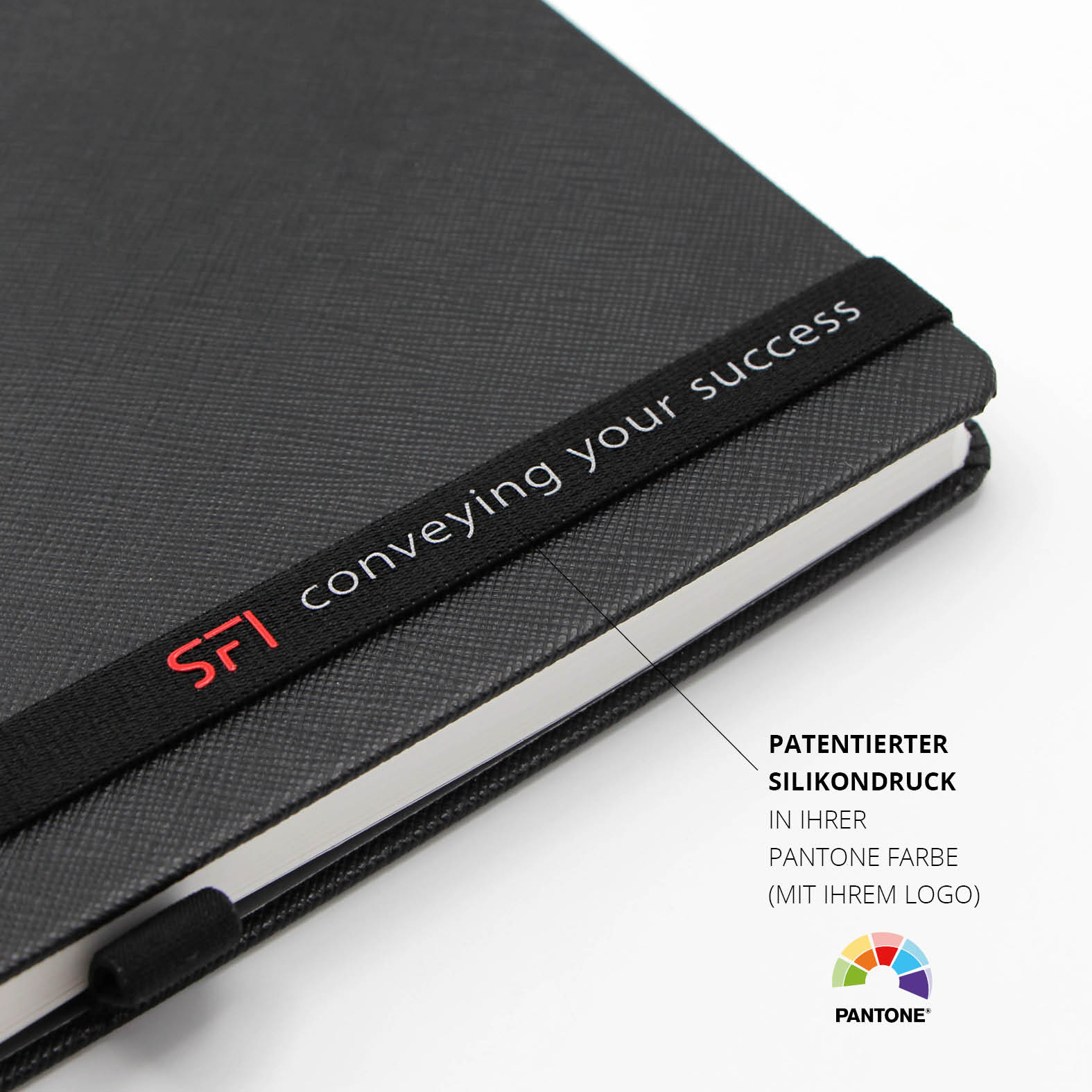 Schwarzes Lanyband mit patentiertem Silikondruck in Pantone Farbe und individuellem SFI Logo auf dem Lanybook Notizbuch