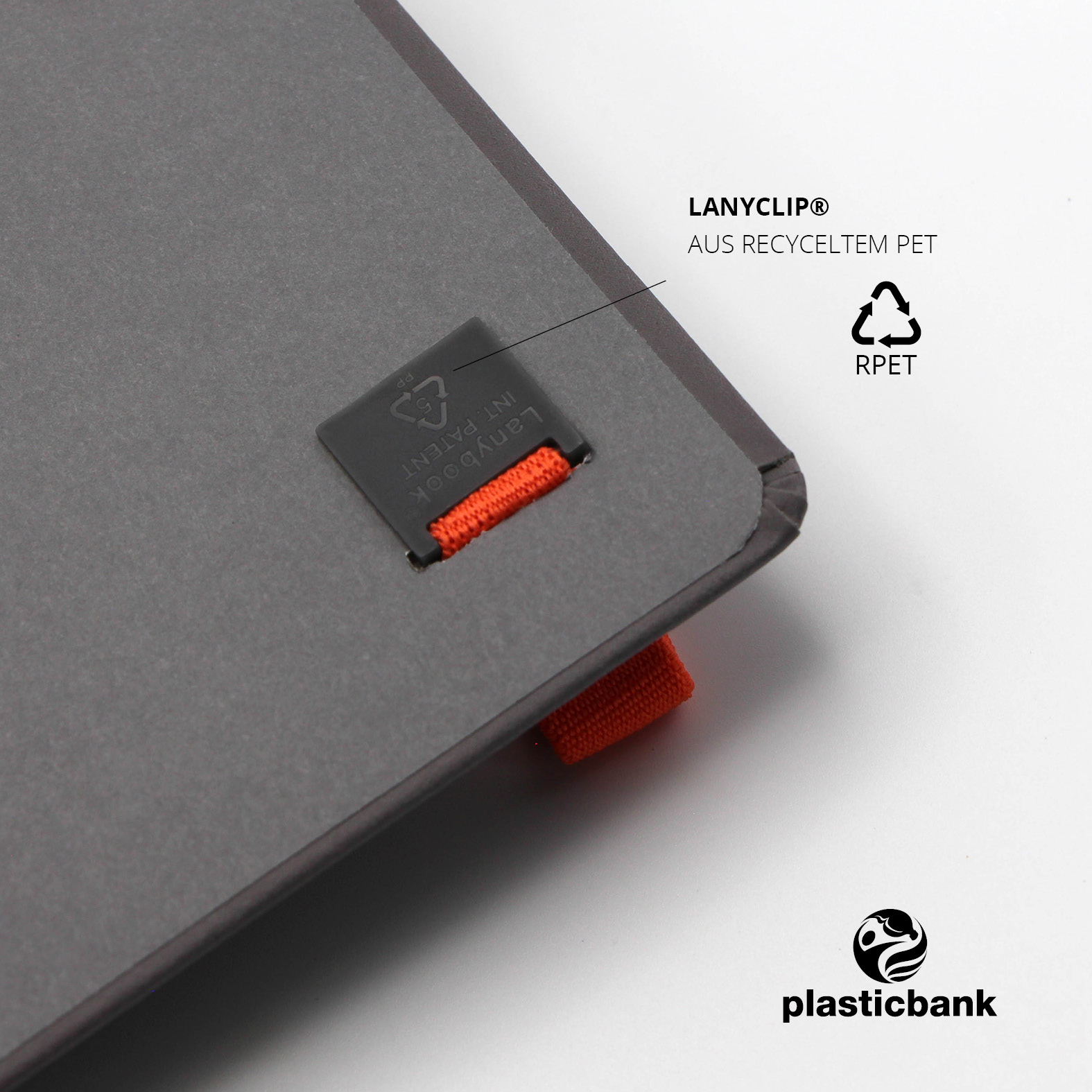 Detailaufnahme des Lanyclip® aus recyceltem PET mit Plastic Bank-Logo, als nachhaltiges Designelement auf der Innenseite des Lanybook®.