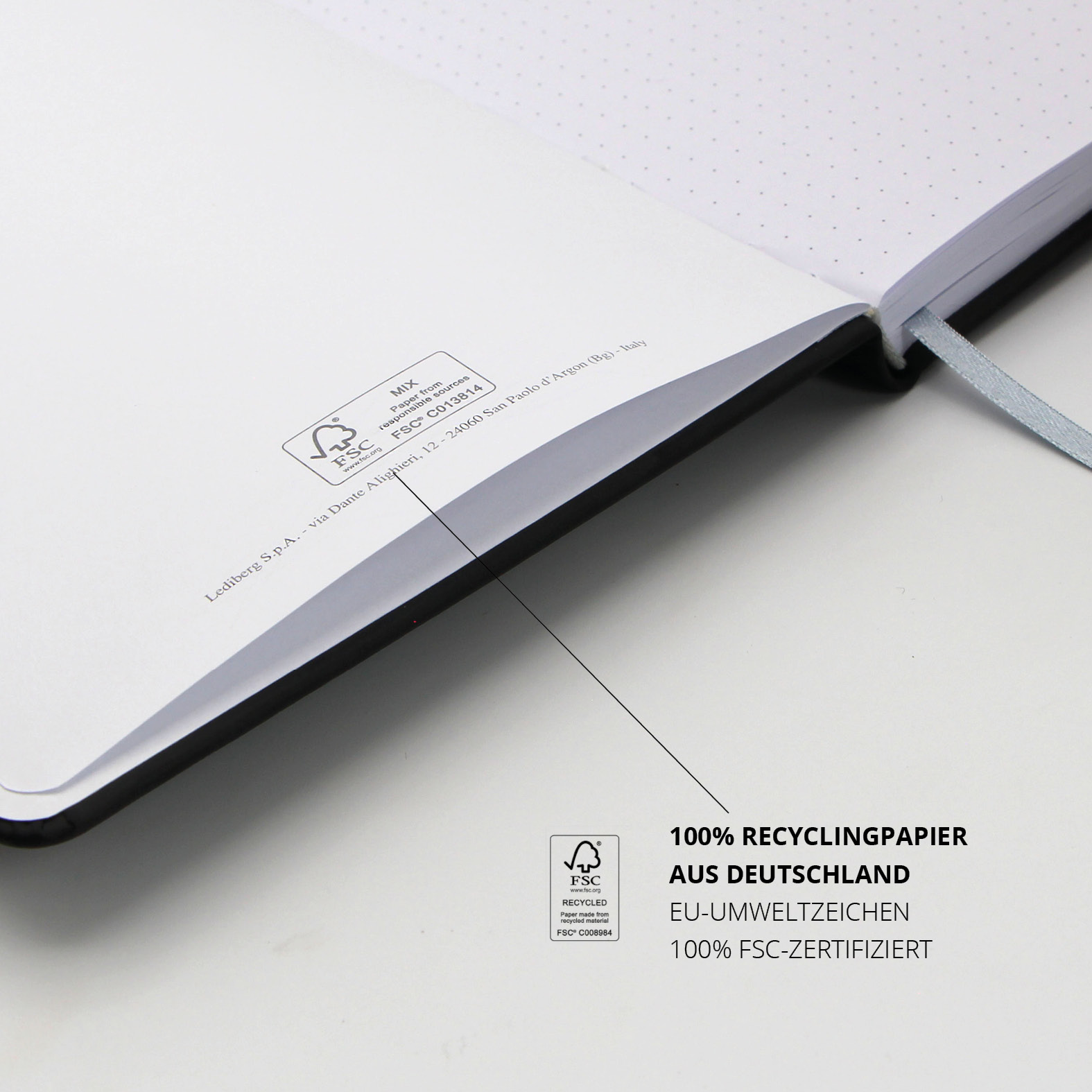 Detailaufnahme des Recyclingpapiers mit FSC®-Siegel. Papier stammt zu 100 % aus Deutschland und trägt das EU-Umweltzeichen.