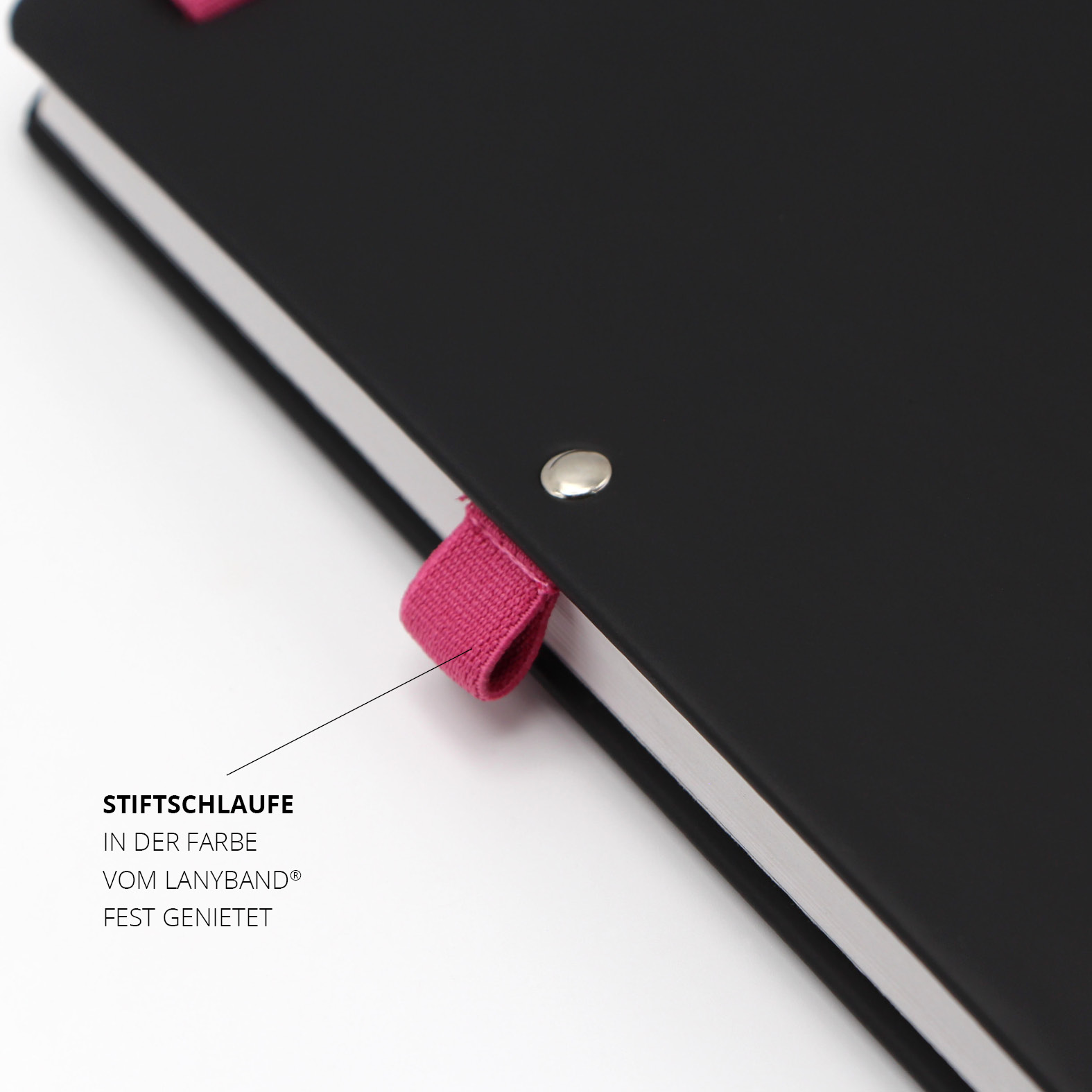 Detailbild der fest vernieteten Stiftschlaufe auf der Rückseite des Lanybook® Nature. Farblich exakt auf das pinke Lanyband abgestimmt, sorgt sie für funktionalen Halt des Lieblingsstifts.