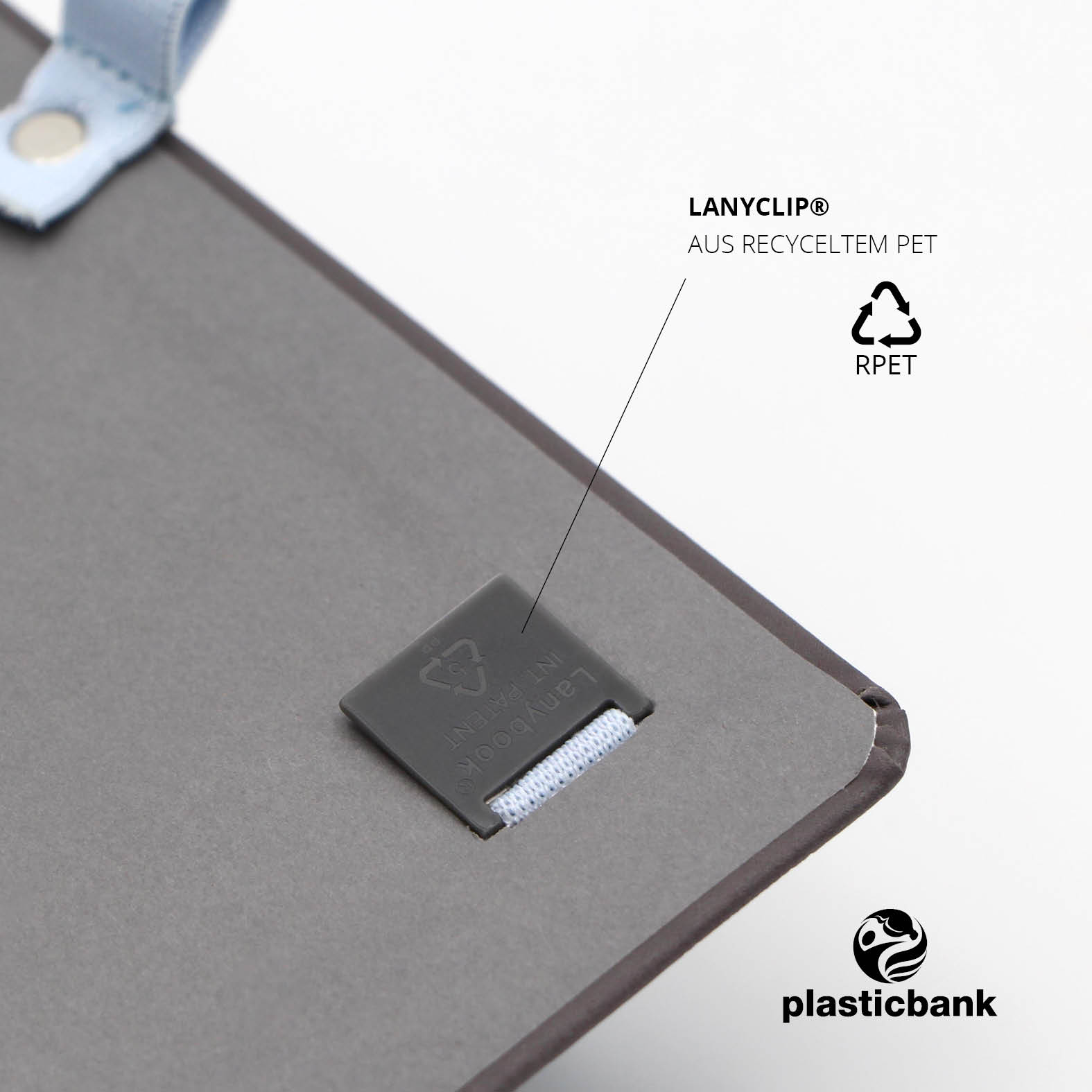 LanyClip® aus recyceltem PET (RPET) zur sicheren Befestigung des Lanybands® am Lanybook® Nature Notizbuch, klimabewusst und funktional.