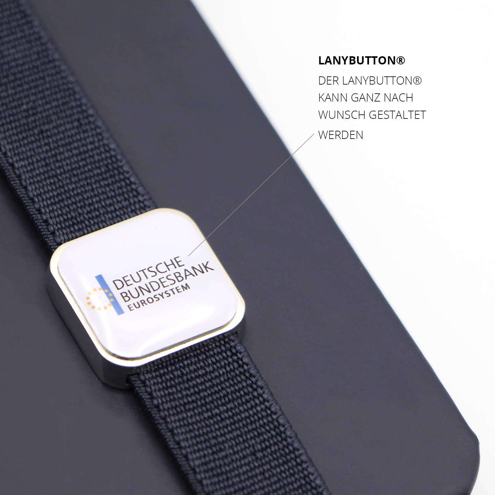 Individuell gestalteter LanyButton® mit Logo der Deutschen Bundesbank auf dem elastischen Lanyband®. Markenbotschaft prominent platziert.
