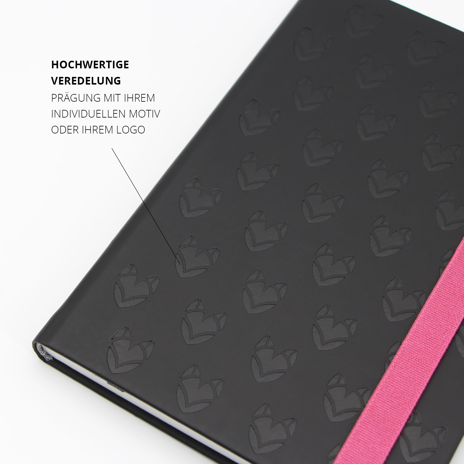 Detail der geprägten Fuchs-Symbole auf dem schwarzen Cover – hochwertige Veredelung mit individuellem Motiv für die Marke LUNISA.