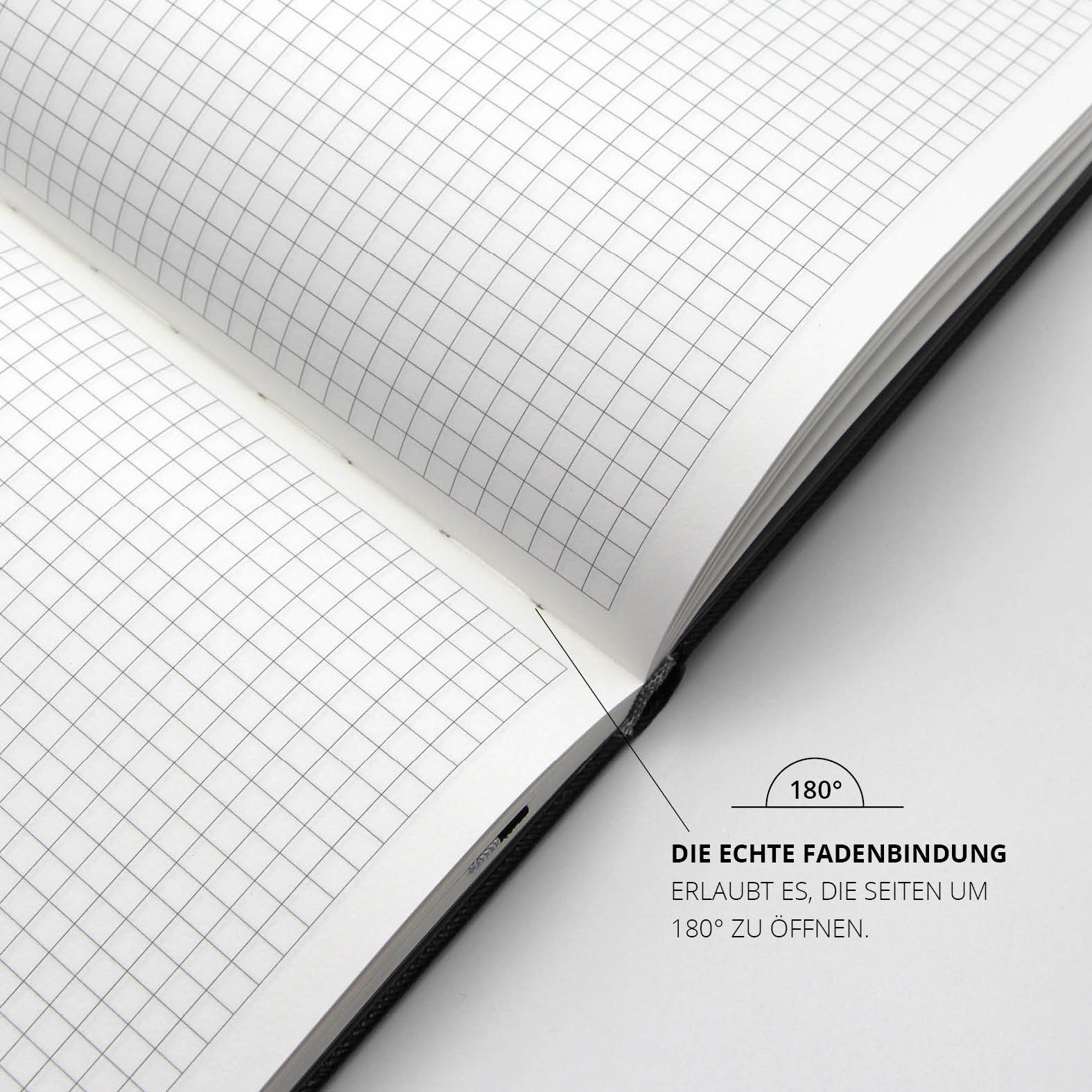 Geöffnetes Lanybook Notizbuch mit echter Fadenbindung, karierten Innenseiten und vollständiger 180 Grad Öffnung für flaches Schreiben