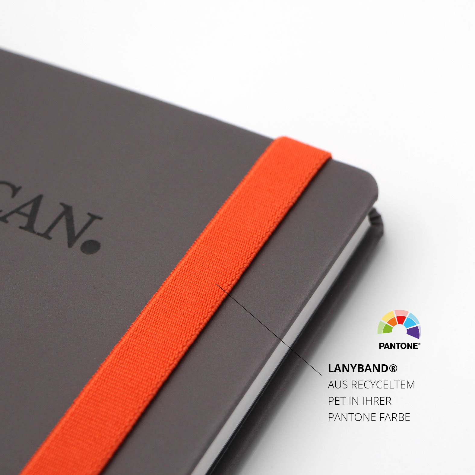 Nahaufnahme des orangem Lanyband® aus recyceltem PET in Pantone-Farbe – farblich abgestimmt auf das Design des Lanybook® Nature.