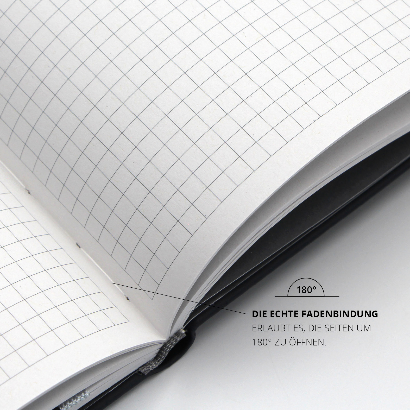 Innenansicht eines Lanybook® Notizbuchs mit echter Fadenbindung. Die Seiten lassen sich flach auf 180° öffnen, ideal für komfortables Schreiben.
